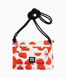 marimekko（マリメッコ）の「MANSIKKA / SMART TRAVELBAG