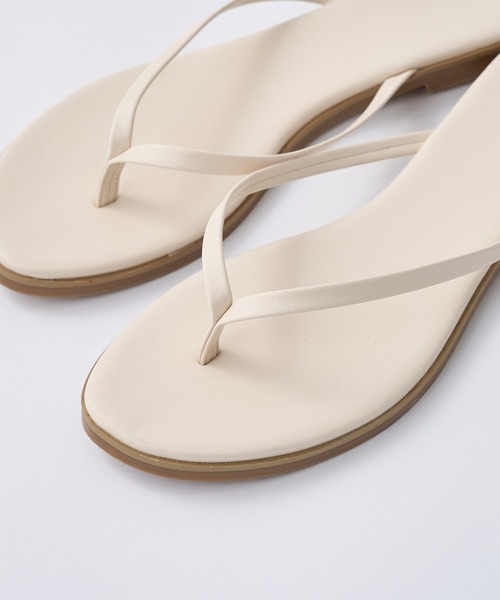 one after another NICE CLAUP（ワンアフターアナザーナイスクラップ）の「フェイクレザートングサンダル（サンダル・レディース・ブラック/アイボリー・SMALL/MEDIUM/LARGE）」の16枚目の写真