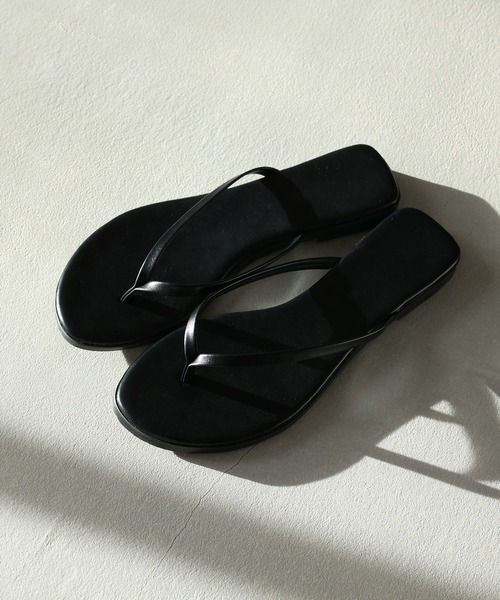 one after another NICE CLAUP（ワンアフターアナザーナイスクラップ）の「フェイクレザートングサンダル（サンダル・レディース・ブラック/アイボリー・SMALL/MEDIUM/LARGE）」の5枚目の写真