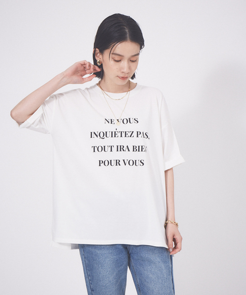 abahouse mavie（アバハウスマヴィ）の「【EC先行販売】ワイド5分袖ロゴTシャツ（Tシャツ/カットソー・レディース・ホワイト/ピンク/ベージュ/チャコールグレー/ボルドー/ホワイト系その他2/ブラック・フリー）」の2枚目の写真
