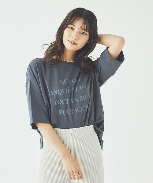 abahouse mavie（アバハウスマヴィ）の「【EC先行販売】ワイド5分袖ロゴTシャツ（Tシャツ/カットソー・レディース・ホワイト/ピンク/ベージュ/チャコールグレー/ボルドー/ホワイト系その他2/ブラック・フリー）」の5枚目の写真