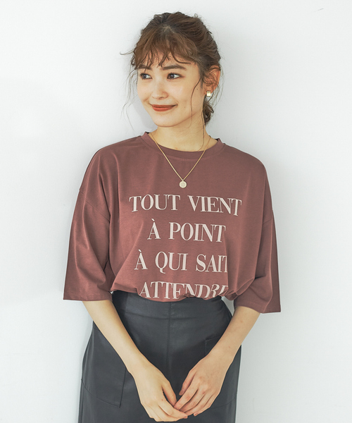 abahouse mavie（アバハウスマヴィ）の「【EC先行販売】ワイド5分袖ロゴTシャツ（Tシャツ/カットソー・レディース・ホワイト/ピンク/ベージュ/チャコールグレー/ボルドー/ホワイト系その他2/ブラック・フリー）」の7枚目の写真