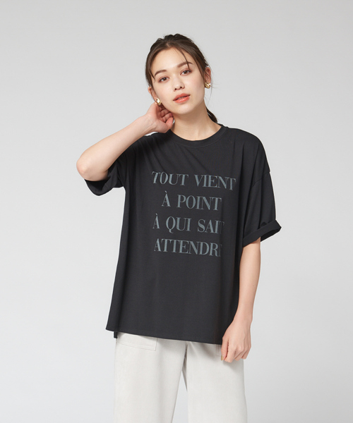 abahouse mavie（アバハウスマヴィ）の「【EC先行販売】ワイド5分袖ロゴTシャツ（Tシャツ/カットソー・レディース・ホワイト/ピンク/ベージュ/チャコールグレー/ボルドー/ホワイト系その他2/ブラック・フリー）」の4枚目の写真