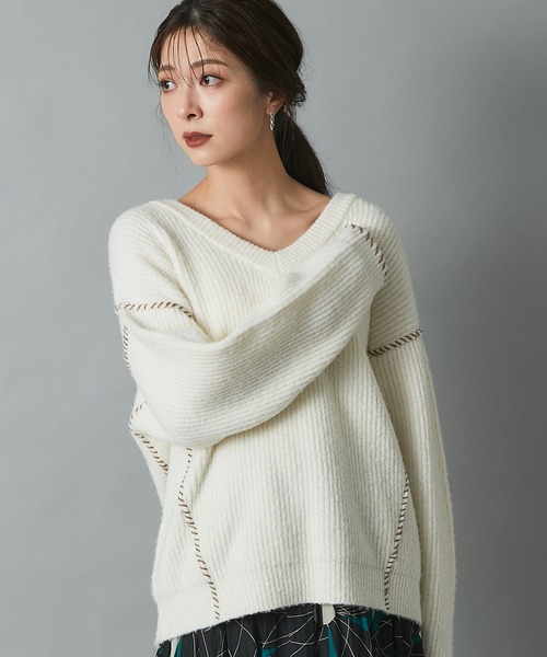 RIVE DROITE（リヴドロワ）の「Vネックがボリュームニットに抜け感をプラス　ヤク混ハンドステッチVネックニット（ニット/セーター・レディース・ベージュ/オフホワイト・FREE）」の3枚目の写真