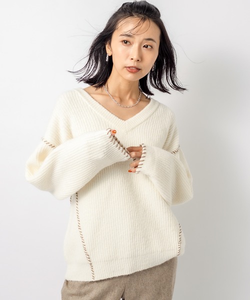 RIVE DROITE（リヴドロワ）の「Vネックがボリュームニットに抜け感をプラス　ヤク混ハンドステッチVネックニット（ニット/セーター・レディース・ベージュ/オフホワイト・FREE）」の10枚目の写真