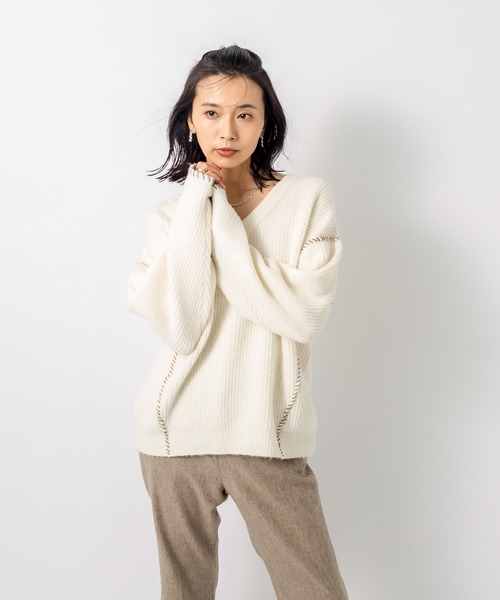 RIVE DROITE（リヴドロワ）の「Vネックがボリュームニットに抜け感をプラス　ヤク混ハンドステッチVネックニット（ニット/セーター・レディース・ベージュ/オフホワイト・FREE）」の11枚目の写真