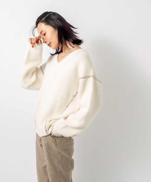 RIVE DROITE（リヴドロワ）の「Vネックがボリュームニットに抜け感をプラス　ヤク混ハンドステッチVネックニット（ニット/セーター・レディース・ベージュ/オフホワイト・FREE）」の12枚目の写真