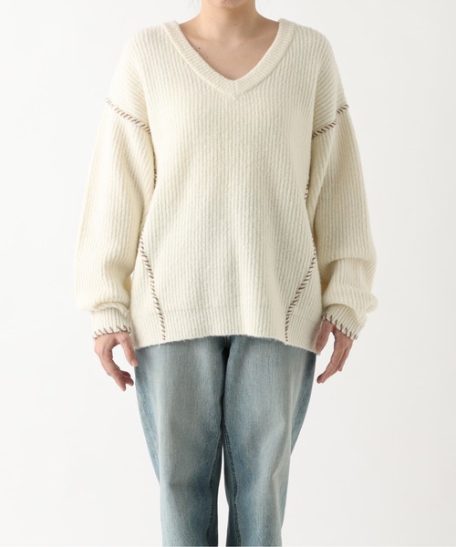 RIVE DROITE（リヴドロワ）の「Vネックがボリュームニットに抜け感をプラス　ヤク混ハンドステッチVネックニット（ニット/セーター・レディース・ベージュ/オフホワイト・FREE）」の17枚目の写真
