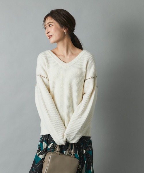 RIVE DROITE（リヴドロワ）の「Vネックがボリュームニットに抜け感をプラス　ヤク混ハンドステッチVネックニット（ニット/セーター・レディース・ベージュ/オフホワイト・FREE）」の6枚目の写真
