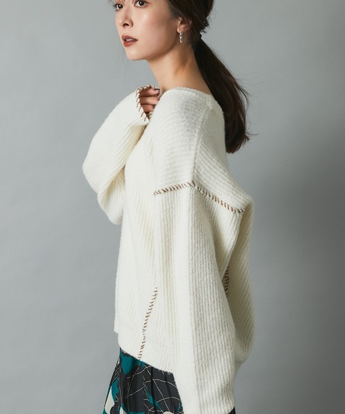 RIVE DROITE（リヴドロワ）の「Vネックがボリュームニットに抜け感をプラス　ヤク混ハンドステッチVネックニット（ニット/セーター・レディース・ベージュ/オフホワイト・FREE）」の4枚目の写真