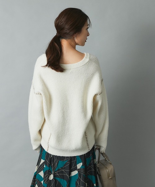 RIVE DROITE（リヴドロワ）の「Vネックがボリュームニットに抜け感をプラス　ヤク混ハンドステッチVネックニット（ニット/セーター・レディース・ベージュ/オフホワイト・FREE）」の5枚目の写真