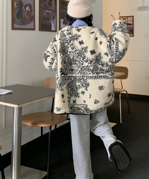 emi+（エミプラス）の「ペイズリー柄ボアブルゾン（ブルゾン・レディース・ホワイト・FREE）」の2枚目の写真