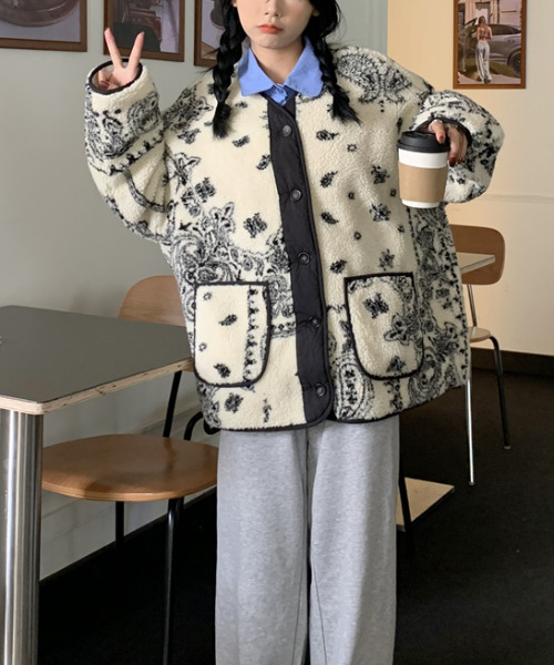 emi+（エミプラス）の「ペイズリー柄ボアブルゾン（ブルゾン・レディース・ホワイト・FREE）」の3枚目の写真