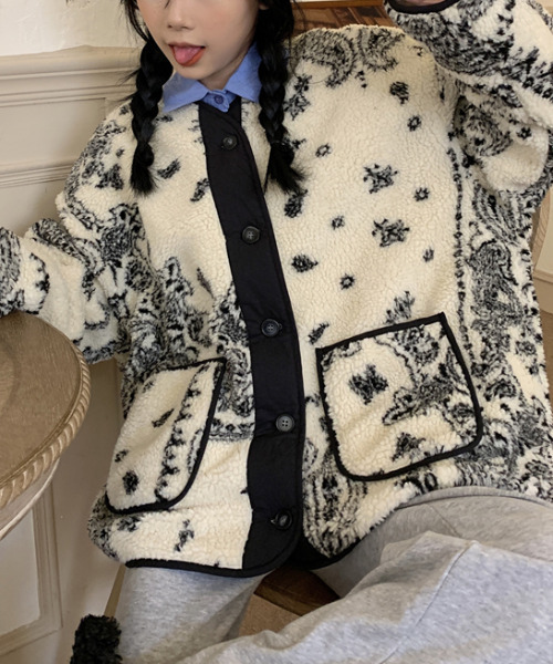 emi+（エミプラス）の「ペイズリー柄ボアブルゾン（ブルゾン・レディース・ホワイト・FREE）」の4枚目の写真