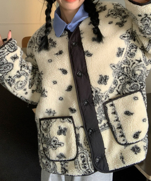 emi+（エミプラス）の「ペイズリー柄ボアブルゾン（ブルゾン・レディース・ホワイト・FREE）」の6枚目の写真