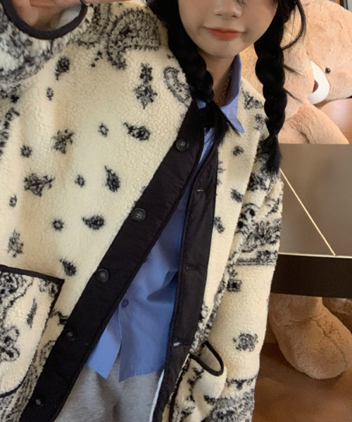 emi+（エミプラス）の「ペイズリー柄ボアブルゾン（ブルゾン・レディース・ホワイト・FREE）」の8枚目の写真