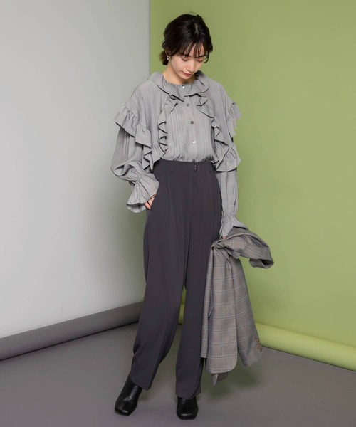 KBF（ケイビーエフ）の「フリルディティールブラウス（シャツ/ブラウス・レディース・オフホワイト/グレー/ブラック・ONE）」の18枚目の写真