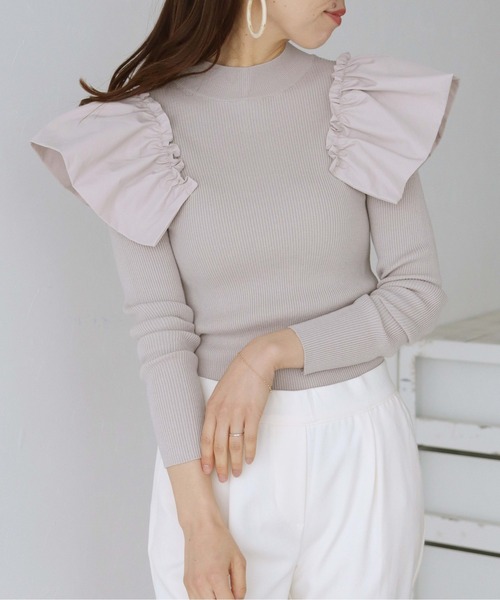 HER CLOSET(ハークローゼット)の「【TwentyThree】肩フリルドッキングリブニット(ニット/セーター・レディース・ライトグレー/ブラック/ベージュ/ブルー/スモークピンク・FREE)」の3枚目の写真
