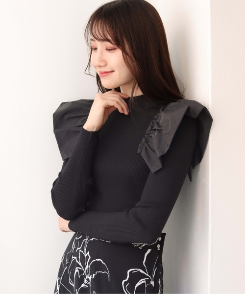 HER CLOSET(ハークローゼット)の「【TwentyThree】肩フリルドッキングリブニット(ニット/セーター・レディース・ライトグレー/ブラック/ベージュ/ブルー/スモークピンク・FREE)」の2枚目の写真