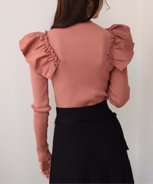 HER CLOSET(ハークローゼット)の「【TwentyThree】肩フリルドッキングリブニット(ニット/セーター・レディース・ライトグレー/ブラック/ベージュ/ブルー/スモークピンク・FREE)」の7枚目の写真