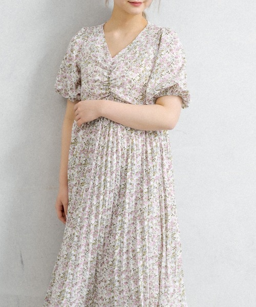 OLIVE des OLIVE(オリーブデオリーブ)の「バルーン袖プリーツワンピース(ワンピース・レディース・オフホワイト/ブルー/ブラック・FREE)」の2枚目の写真