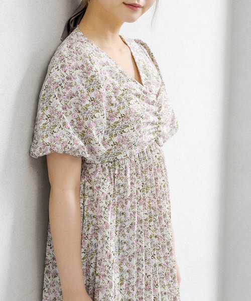 OLIVE des OLIVE(オリーブデオリーブ)の「バルーン袖プリーツワンピース(ワンピース・レディース・オフホワイト/ブルー/ブラック・FREE)」の7枚目の写真