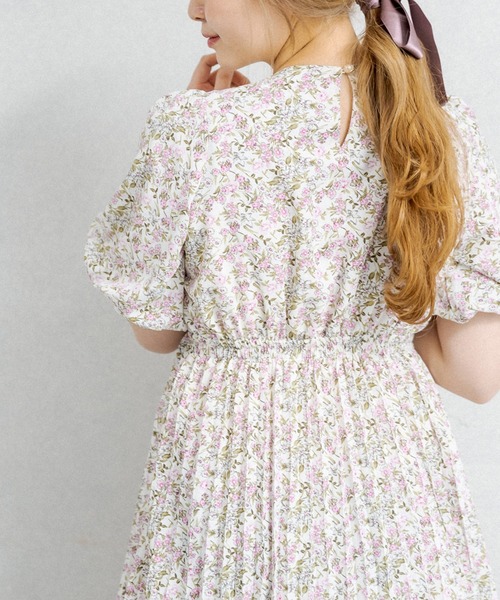 OLIVE des OLIVE(オリーブデオリーブ)の「バルーン袖プリーツワンピース(ワンピース・レディース・オフホワイト/ブルー/ブラック・FREE)」の8枚目の写真