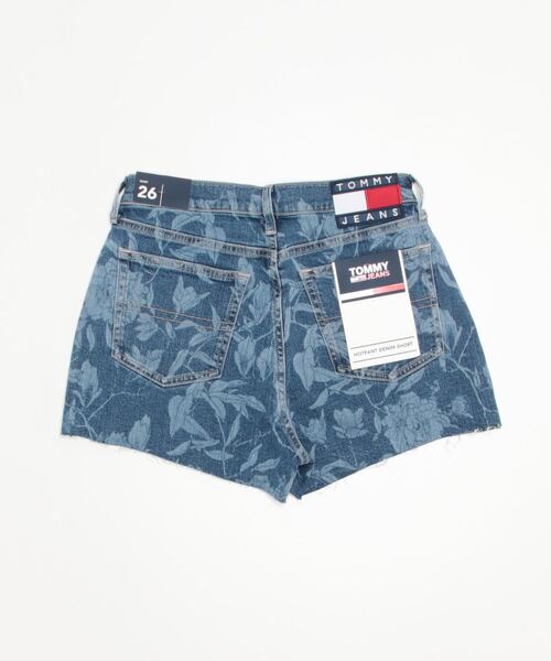 tommy jeans(トミー ジーンズ)の「フローラルデニムホットパンツ(デニムパンツ・レディース・ブルー・25inch/26inch/27inch)」の2枚目の写真