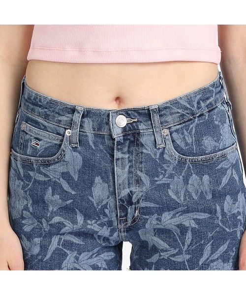 tommy jeans(トミー ジーンズ)の「フローラルデニムホットパンツ(デニムパンツ・レディース・ブルー・25inch/26inch/27inch)」の5枚目の写真