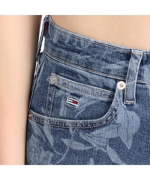 tommy jeans(トミー ジーンズ)の「フローラルデニムホットパンツ(デニムパンツ・レディース・ブルー・25inch/26inch/27inch)」の6枚目の写真