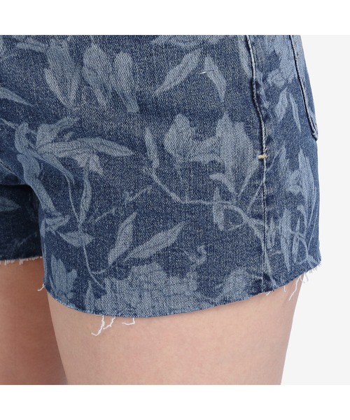 tommy jeans(トミー ジーンズ)の「フローラルデニムホットパンツ(デニムパンツ・レディース・ブルー・25inch/26inch/27inch)」の8枚目の写真