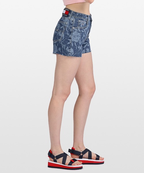 tommy jeans(トミー ジーンズ)の「フローラルデニムホットパンツ(デニムパンツ・レディース・ブルー・25inch/26inch/27inch)」の4枚目の写真