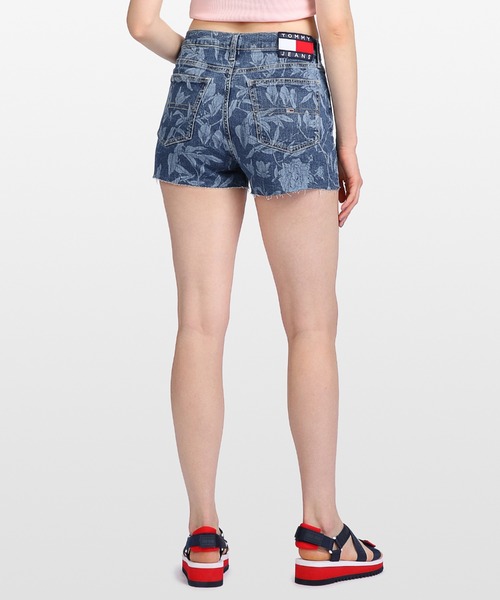 tommy jeans(トミー ジーンズ)の「フローラルデニムホットパンツ(デニムパンツ・レディース・ブルー・25inch/26inch/27inch)」の3枚目の写真