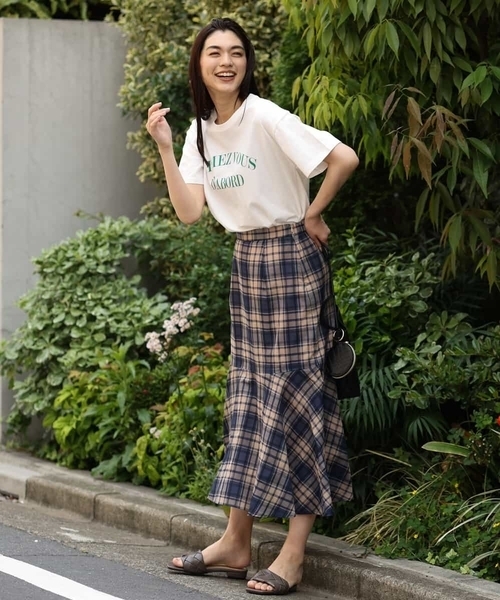 a.v.v(アーヴェヴェ)の「ラウンドヘムロゴTシャツ(Tシャツ/カットソー・レディース・ホワイト/ブラック・34/36/38/40/42)」の3枚目の写真