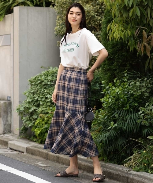 a.v.v(アーヴェヴェ)の「ラウンドヘムロゴTシャツ(Tシャツ/カットソー・レディース・ホワイト/ブラック・34/36/38/40/42)」の4枚目の写真