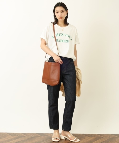 a.v.v(アーヴェヴェ)の「ラウンドヘムロゴTシャツ(Tシャツ/カットソー・レディース・ホワイト/ブラック・34/36/38/40/42)」の5枚目の写真