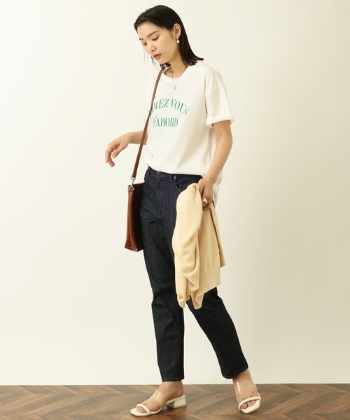 a.v.v(アーヴェヴェ)の「ラウンドヘムロゴTシャツ(Tシャツ/カットソー・レディース・ホワイト/ブラック・34/36/38/40/42)」の6枚目の写真