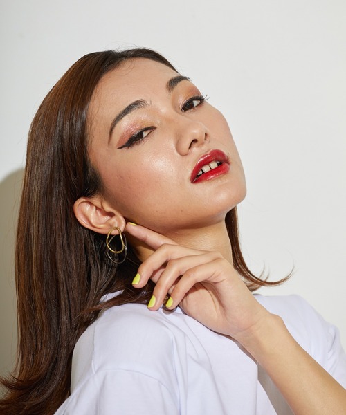 L.H.P(エルエイチピー)の「courage/クラージュ/楕円ピアス(ピアス(両耳用)・レディース・ゴールド・F)」の5枚目の写真
