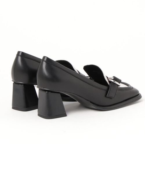 CHARLES & KEITH（チャールズ & キース）の「メタリックバックル
