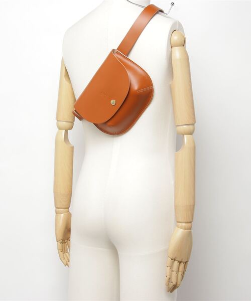 IL BISONTE(イルビゾンテ)の「【IL BISONTE】イルビゾンテ ORIGINAL LEATHER カウハイド レザー ボディバック BBB026(ボディバッグ/ウエストポーチ・レディース・ブラック/グレイッシュブルー/シャーベット/レモンイエロー/オフホワイト/ベージュ/テラコッタ・FREE)」の10枚目の写真