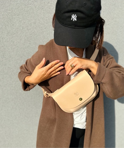 IL BISONTE(イルビゾンテ)の「【IL BISONTE】イルビゾンテ ORIGINAL LEATHER カウハイド レザー ボディバック BBB026(ボディバッグ/ウエストポーチ・レディース・ブラック/グレイッシュブルー/シャーベット/レモンイエロー/オフホワイト/ベージュ/テラコッタ・FREE)」の5枚目の写真