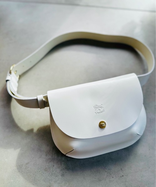 IL BISONTE(イルビゾンテ)の「【IL BISONTE】イルビゾンテ ORIGINAL LEATHER カウハイド レザー ボディバック BBB026(ボディバッグ/ウエストポーチ・レディース・ブラック/グレイッシュブルー/シャーベット/レモンイエロー/オフホワイト/ベージュ/テラコッタ・FREE)」の2枚目の写真