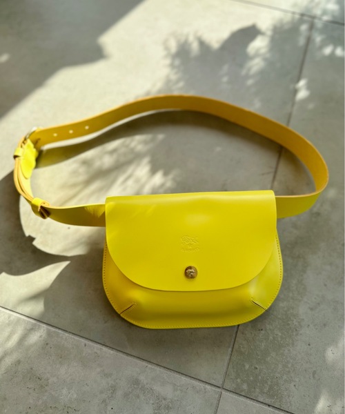 IL BISONTE(イルビゾンテ)の「【IL BISONTE】イルビゾンテ ORIGINAL LEATHER カウハイド レザー ボディバック BBB026(ボディバッグ/ウエストポーチ・レディース・ブラック/グレイッシュブルー/シャーベット/レモンイエロー/オフホワイト/ベージュ/テラコッタ・FREE)」の7枚目の写真