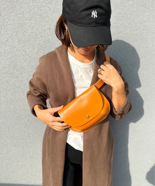 IL BISONTE(イルビゾンテ)の「【IL BISONTE】イルビゾンテ ORIGINAL LEATHER カウハイド レザー ボディバック BBB026(ボディバッグ/ウエストポーチ・レディース・ブラック/グレイッシュブルー/シャーベット/レモンイエロー/オフホワイト/ベージュ/テラコッタ・FREE)」の4枚目の写真