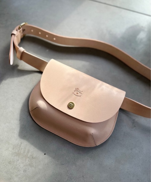 IL BISONTE(イルビゾンテ)の「【IL BISONTE】イルビゾンテ ORIGINAL LEATHER カウハイド レザー ボディバック BBB026(ボディバッグ/ウエストポーチ・レディース・ブラック/グレイッシュブルー/シャーベット/レモンイエロー/オフホワイト/ベージュ/テラコッタ・FREE)」の13枚目の写真