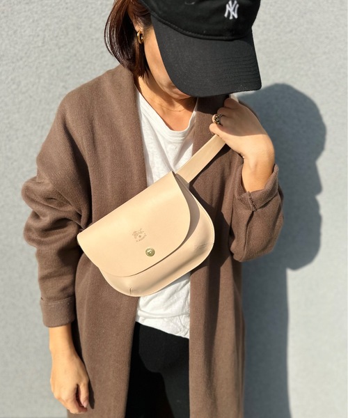IL BISONTE(イルビゾンテ)の「【IL BISONTE】イルビゾンテ ORIGINAL LEATHER カウハイド レザー ボディバック BBB026(ボディバッグ/ウエストポーチ・レディース・ブラック/グレイッシュブルー/シャーベット/レモンイエロー/オフホワイト/ベージュ/テラコッタ・FREE)」の15枚目の写真