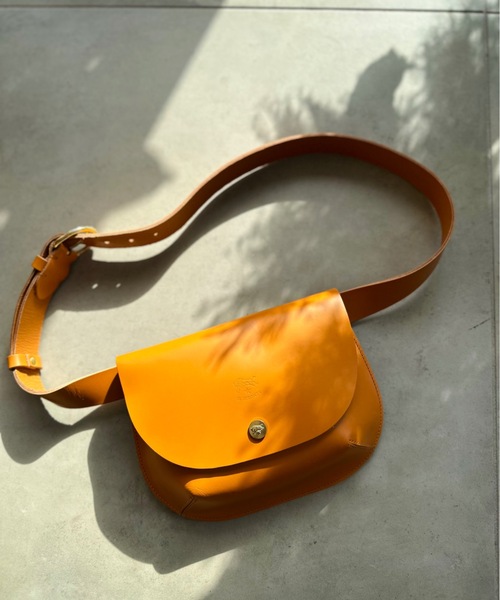 IL BISONTE(イルビゾンテ)の「【IL BISONTE】イルビゾンテ ORIGINAL LEATHER カウハイド レザー ボディバック BBB026(ボディバッグ/ウエストポーチ・レディース・ブラック/グレイッシュブルー/シャーベット/レモンイエロー/オフホワイト/ベージュ/テラコッタ・FREE)」の14枚目の写真