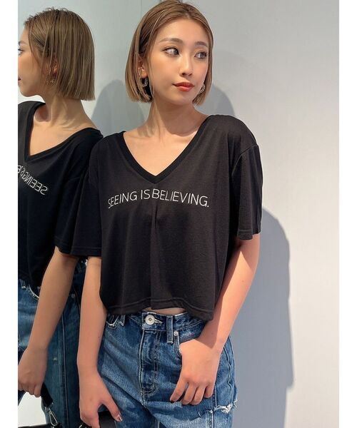 GYDA(ジェイダ)の「VネックLOGO LOOSE SHORT Tシャツ(Tシャツ/カットソー・レディース・ブラック/オフホワイト/イエロー・FREE)」の2枚目の写真