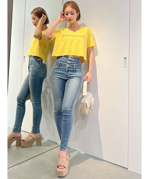 GYDA(ジェイダ)の「VネックLOGO LOOSE SHORT Tシャツ(Tシャツ/カットソー・レディース・ブラック/オフホワイト/イエロー・FREE)」の15枚目の写真