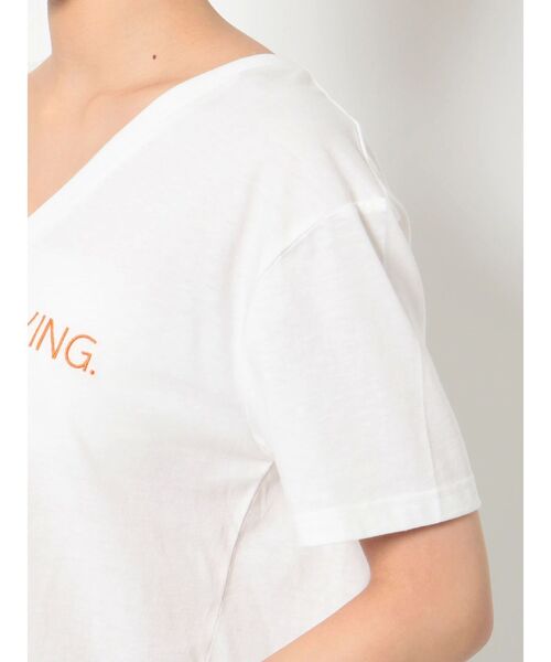 GYDA(ジェイダ)の「VネックLOGO LOOSE SHORT Tシャツ(Tシャツ/カットソー・レディース・ブラック/オフホワイト/イエロー・FREE)」の6枚目の写真
